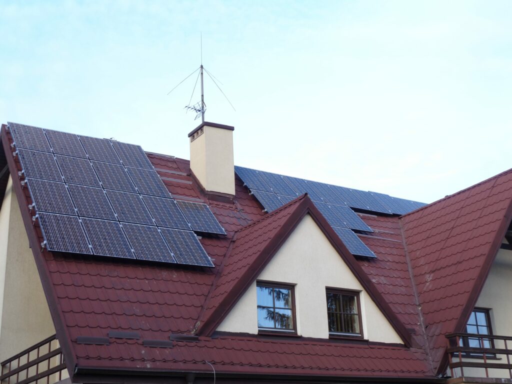dachówki solarne na dachu