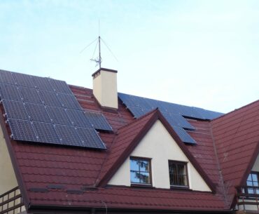 dachówki solarne na dachu